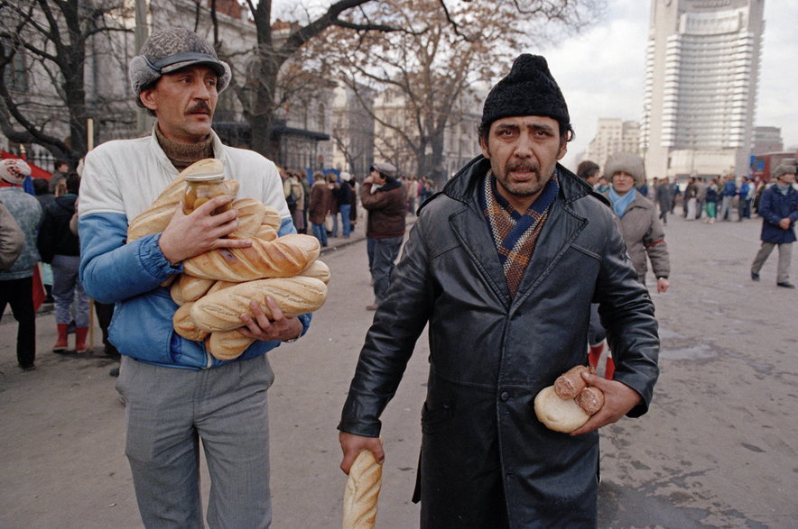 Rumuni niosą chleb podczas walk ulicznych z agentami tajnej policji Securitate, 23 grudnia 1989 r.