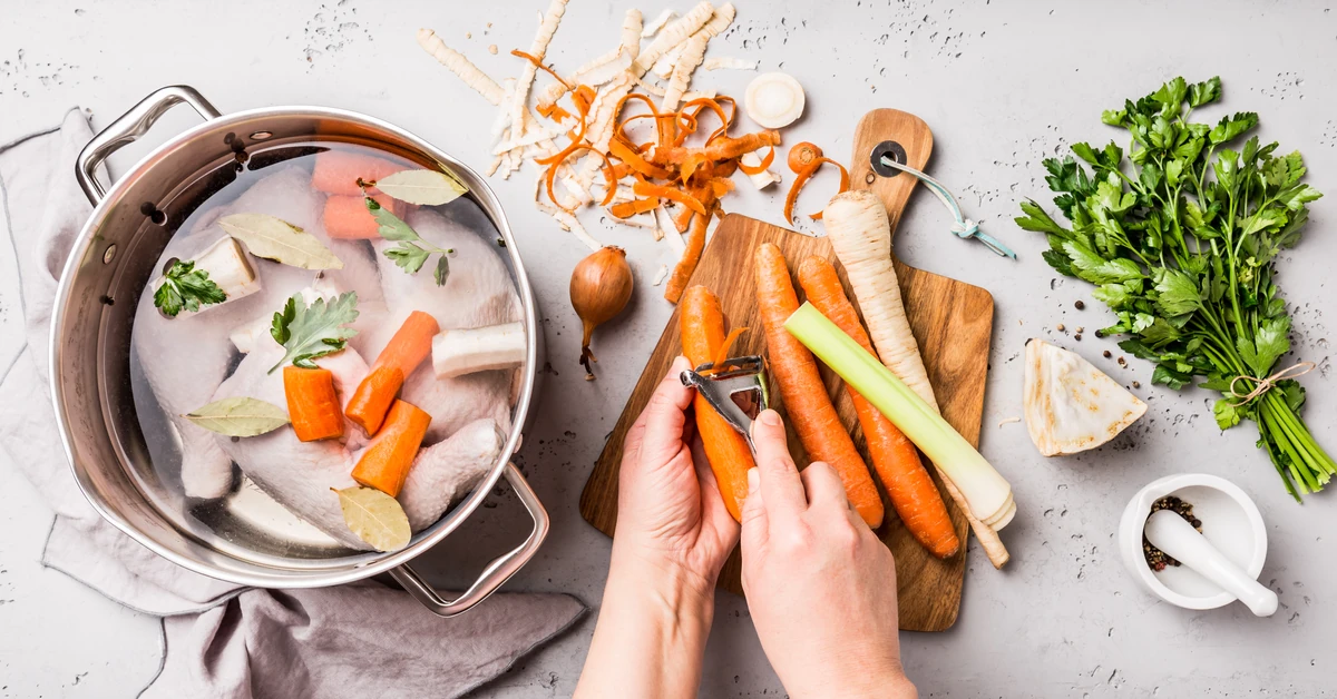 Dodaj do rosołu ten popularny owoc. Ewa Wachowicz tak podkręca smak tej zupy