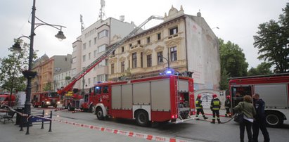 Pożar kamienicy przy Piotrkowskiej w Łodzi. Człowiek na dachu