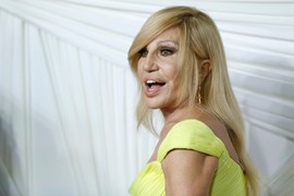 IZGLEDA BOLJE NEGO KAD JE BILA MLADA Donatela Versaće iznenadila sve novom fotografijom: Nikad bolje nije izgledala, a stručnjaci tvrde da je u ovome TAJNA