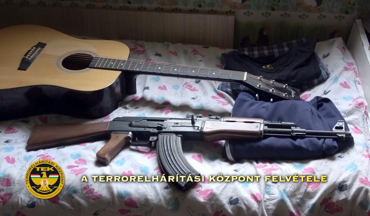 A hatóság egy gitárt és egy AK–47-es gépkarabélyt is lefoglalt Dominik otthonában / Fotó: TEK