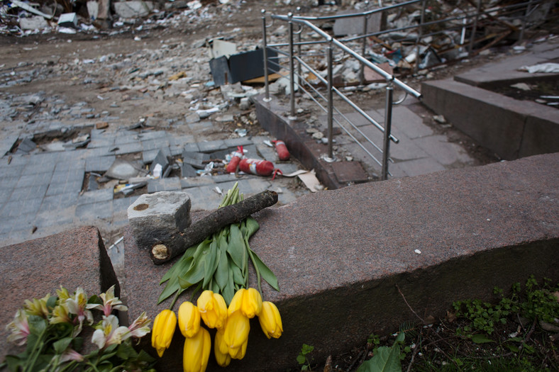 Kwiaty przy zniszczonym budynku rady miejskiej w Mikołajewie.