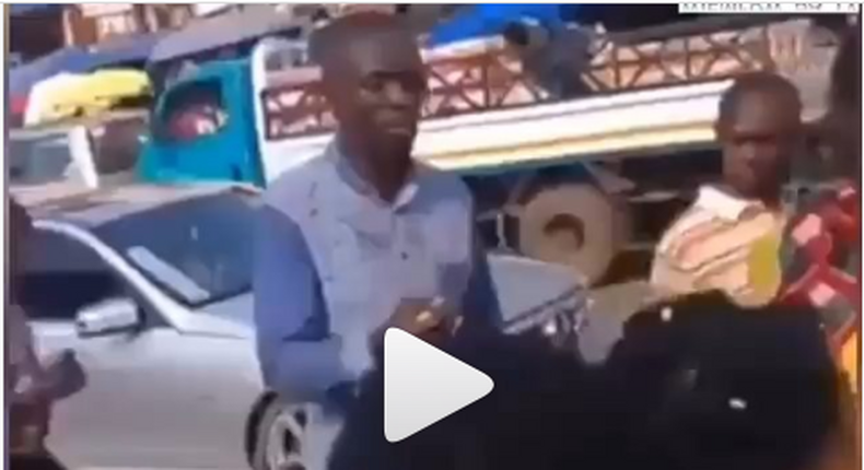 Man gets beaten for using eggs to curse ‘stealers’ of his phone and money at Kwame Nkrumah Circle (video)