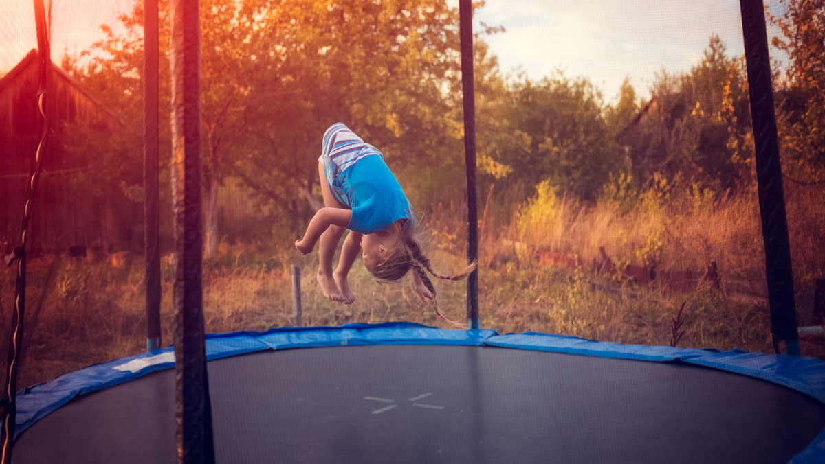 Dzieci ją uwielbiają, rodzice chętnie kupują, a lekarze… alarmują. Liczba diagnozowanych urazów powstałych podczas radosnych skoków na trampolinie z roku na rok rośnie. Na złamania, zwichnięcia i pęknięcia kości narażone są najbardziej kilkuletnie dzieci. Powód? Kiepska jakość zakupionego urządzenia i brak nadzoru dorosłych, którzy nie zwracają uwagi na zabezpieczenie trampoliny i… bawiące się na niej dziecko.