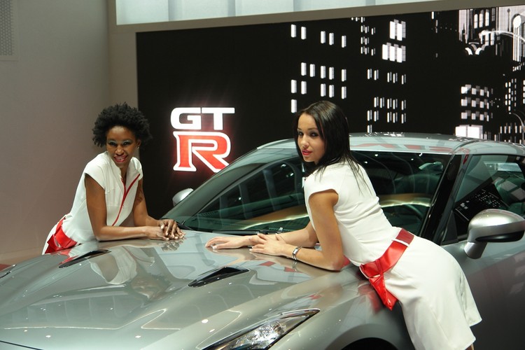 Zniewalające dziewczyny i piękne samochody na Motor Show w Genewie