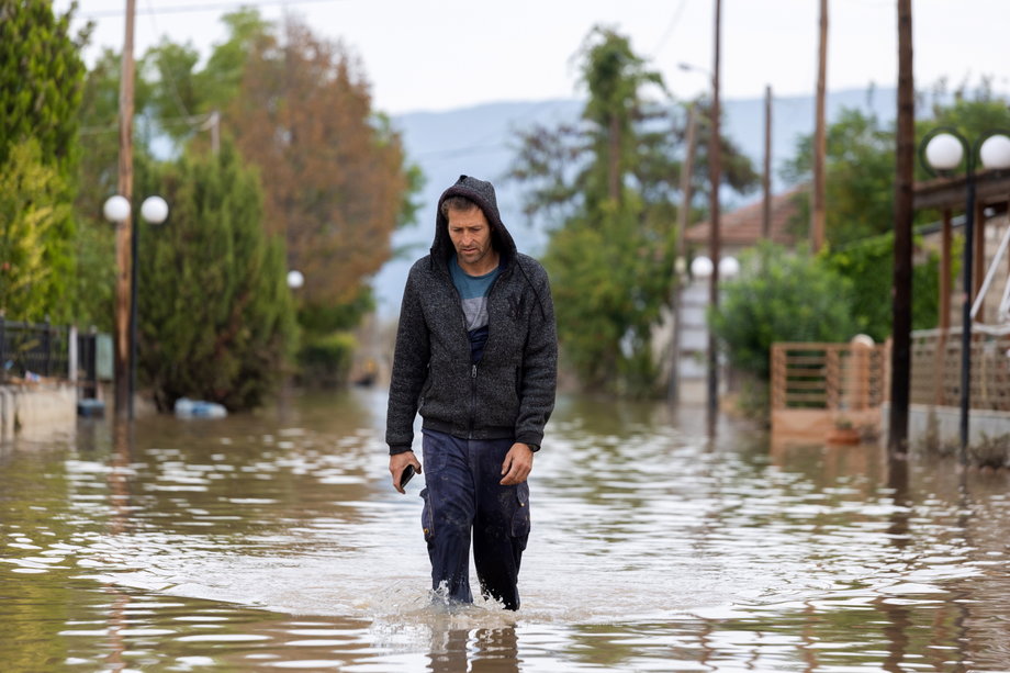 Mieszkaniec na zalanej drodze w wiosce Sotirio po burzy Elias, która przeszła 29 września 2023 r. Druga burza, zwana Elias, spowodowała powodzie w środkowej Grecji niecały miesiąc po tym, jak burza Daniel przetoczyła się przez region.