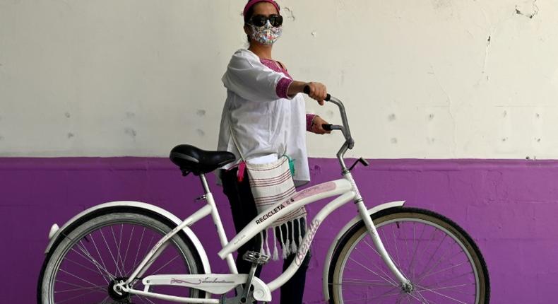 Mexican doctor Yolanda Perez has been given a bicycle by the Biciteka foundation