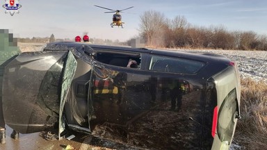 Samochód dachował na śliskiej drodze. Dwie osoby ranne