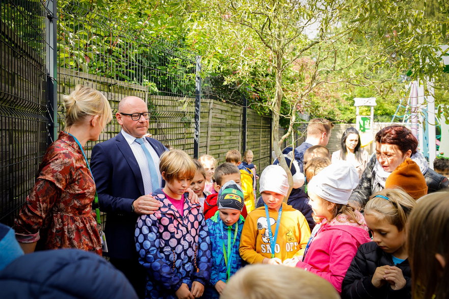 Sadzenie drzew z uczniami Niepublicznej Szkoły Podstawowej nr 1 w Pszczynie - 23.09.2022 - autor: Oskar Piecuch / UM Pszczyna