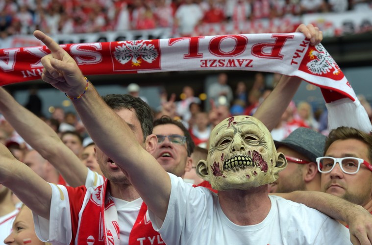 Tak polscy kibice wspierali kadrę Nawałki na Stade de France. Brawo Wy!