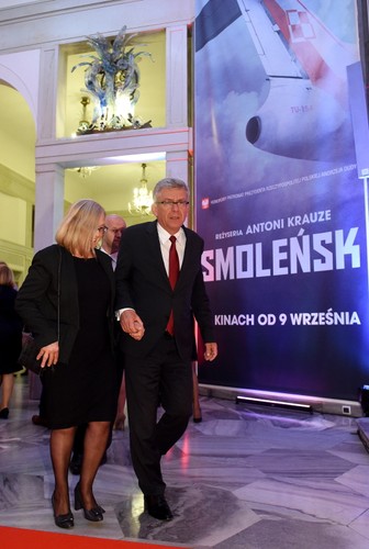 Marszałek Senatu Stanisław Karczewski z żoną Elizą przed uroczystą premierą filmu 'Smoleńsk'