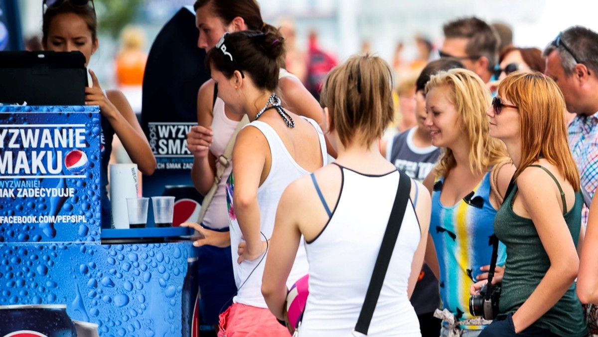 Wyzwanie Smaku Pepsi to kultowa akcja, w której konsumenci próbują Pepsi i innego napoju typu cola, odkrywają, który bardziej im smakuje i przy okazji świetnie się bawią. W ubiegłym roku wyzwanie smaku w Polsce podjęło ponad 87 000 osób, z których 64% wybrało smak Pepsi. Jak będzie w tym roku? Na pewno bardziej wyjątkowo, a to za sprawą Niezłego Gościa – Mikołaja, który tego lata dołączył do akcji! Dodatkowo w tegorocznej edycji po raz pierwszy można podjąć Wyzwanie Smaku także z napojami typu cola bez dodatku cukru i spróbować nowej Pepsi Max!