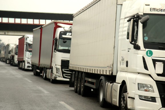 HAOS NA GRANICAMA ZA OVA VOZILA Čekaju i do 12 sati: Na jednom prelazu je POSEBNA GUŽVA