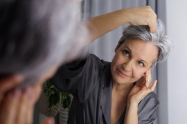 Sastojak koji svi imaju u kuhunji savršeno POKRIVA SEDE: Prirodan je, farba vam ne treba, a kosa će biti i bujnija