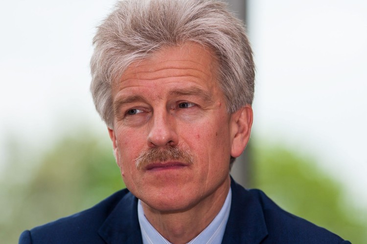 Ryszard Grobelny jest członkiem rady nadzorczej spółki Międzynarodowe Targi Poznańskie Sp. z o.o. Z tego tytułu w ubiegłym roku uzyskał 43 902 zł dochodu. Prezydent Poznania posiada dom oraz trzy działki budowlane. Jest również właścicielem dwóch samochodów - Volvo S60 i Forda Fiesta. Do oświadczenia majątkowego wpisał również... złote kolczyki z brylantami. 
<br><br>
(fot. Paweł Jaskółka/PAP)