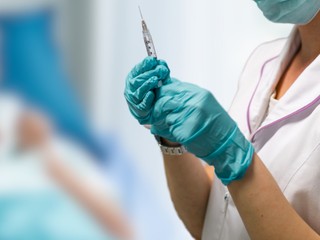 Czy pracownik medyczny może odmówić przyjęcia szczepień ochronnych? [Poradnia bhp]