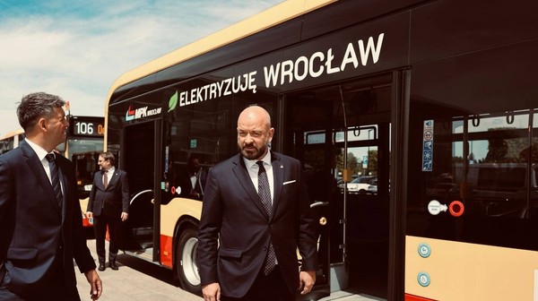 MPK chce, aby elektryczne autobusy na lotnisko jeździły jeszcze w wakacje
