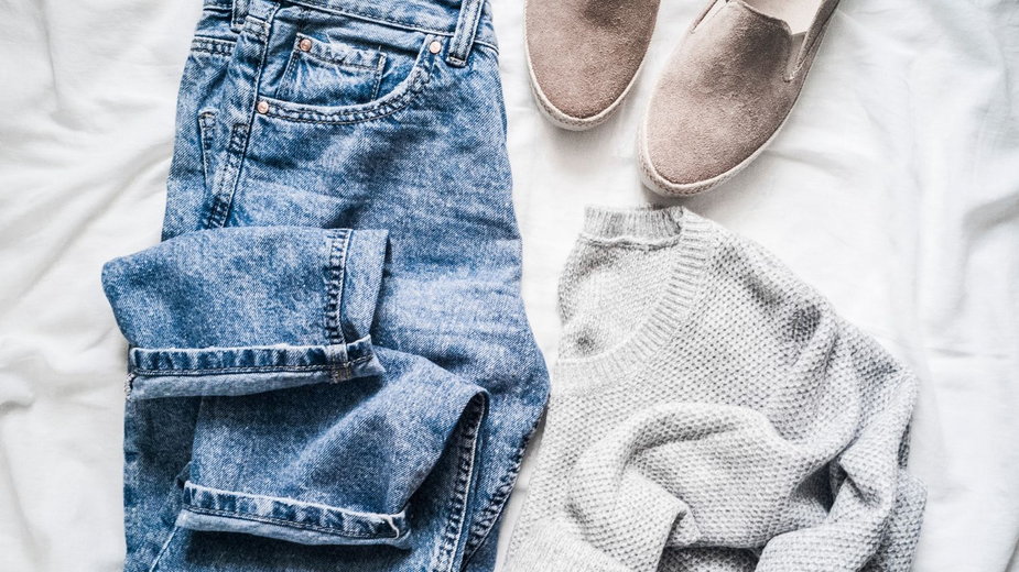Mom jeans – jak je nosić?