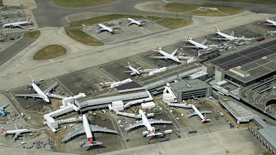 Samoloty na lotnisku Heathrow w Londynie (zdjęcie ilustracyjne)