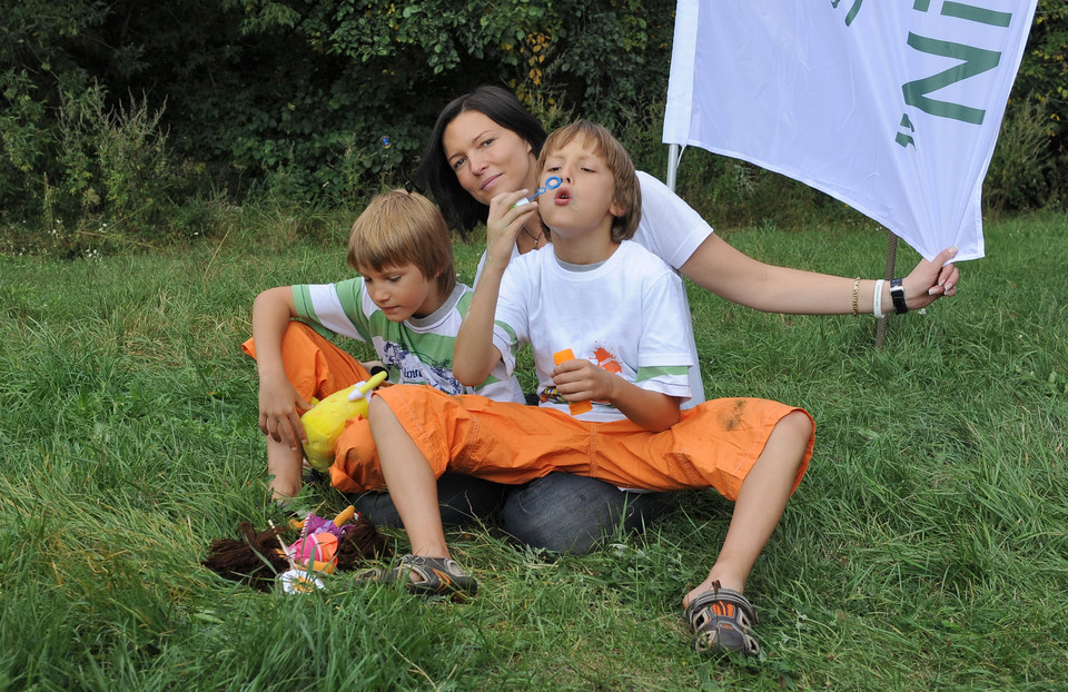 Ilona Felicjańska z synami na pikniku zorganizowanym przez stację Nickelodeon