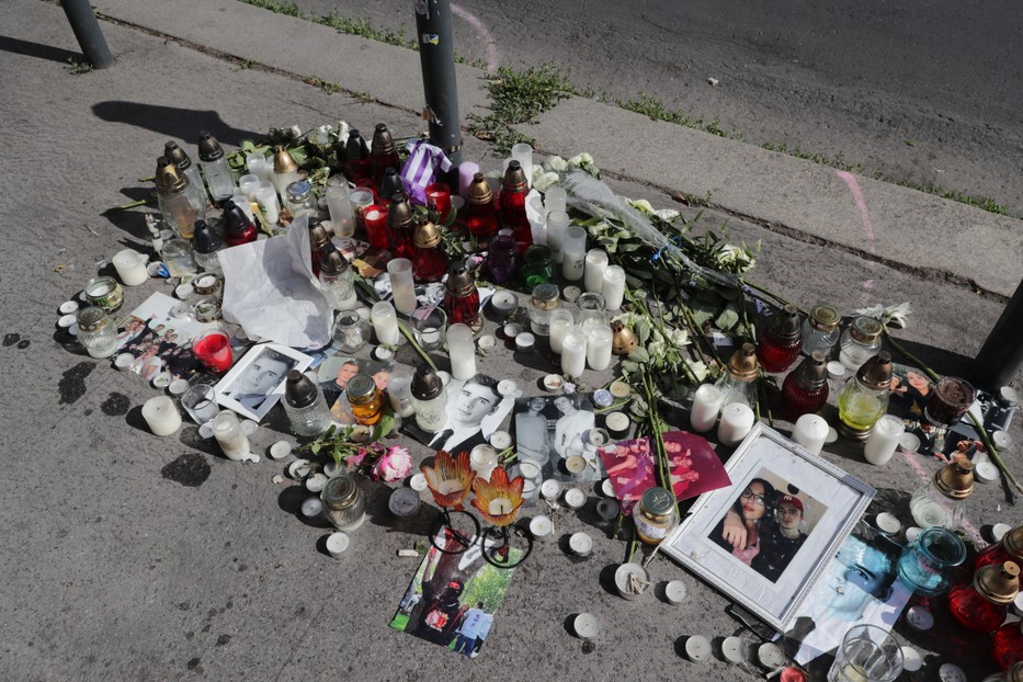 A rendőrségi helyszín mellett fotók, mécsesek emlékeztetnek a két megölt srácra /Fotó: Grnák László