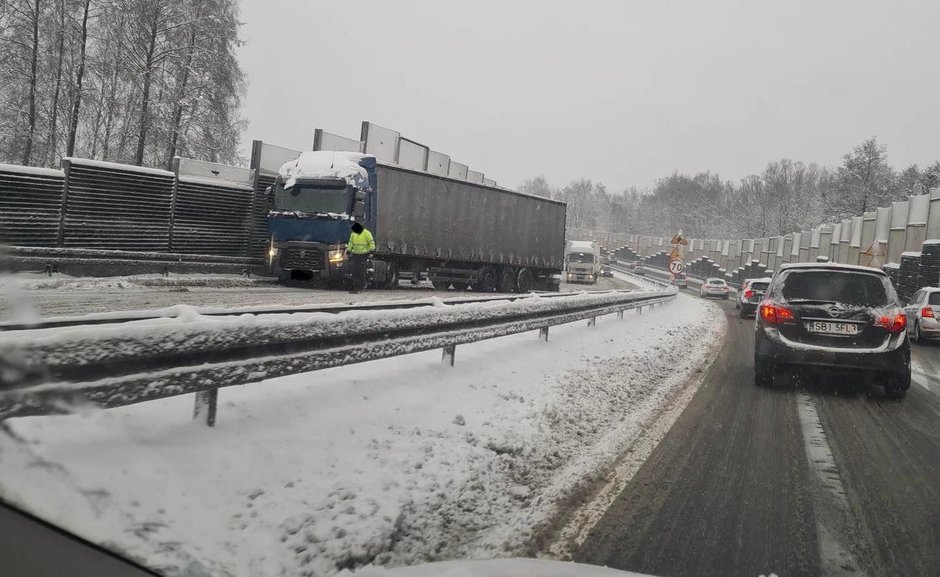 Problemy ciężarówek na DK-1 w Czechowicach-Dziedzicach - 12.12.2022 - autor: Nadesłane przez czytelników; OSP Dziedzice