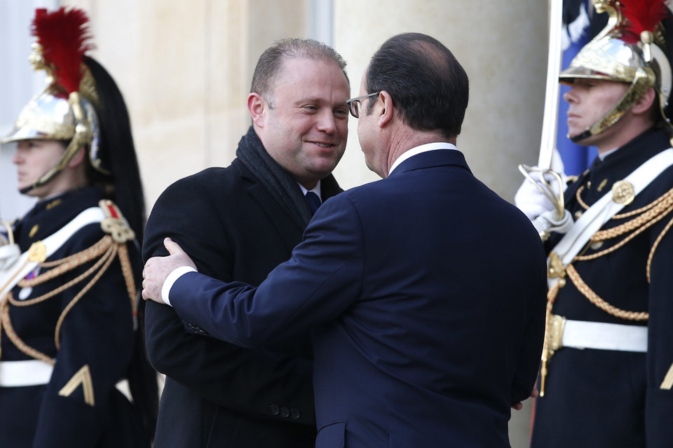 Premier Malty Joseph Muscat i prezydent Francji Francois Hollande