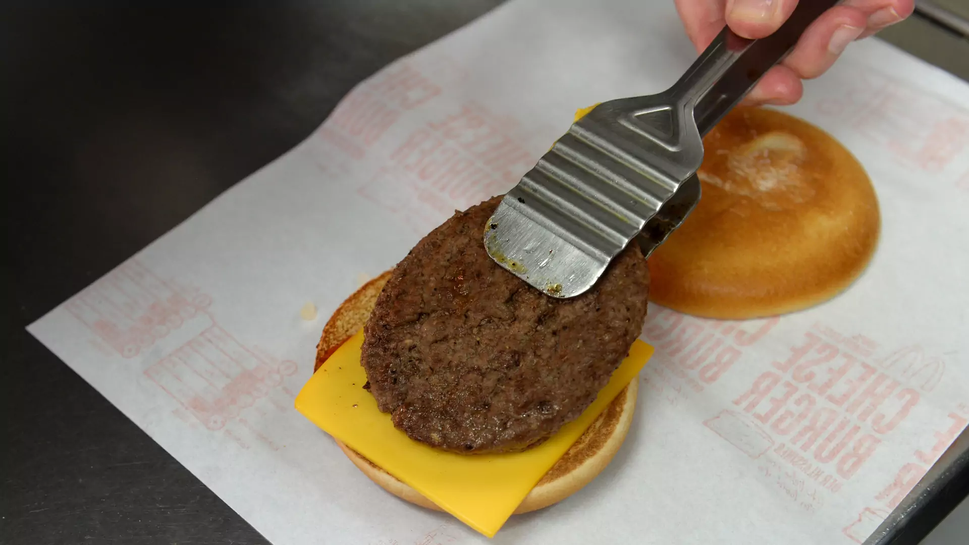 "Ma smakować jak mięsny burger". Kanapka McPlant trafi do McDonald's w tym roku
