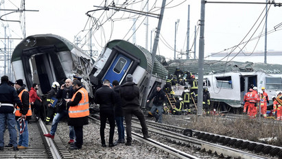 Megrázó fotók érkeztek az olaszországi vonatszerencsétlenségről