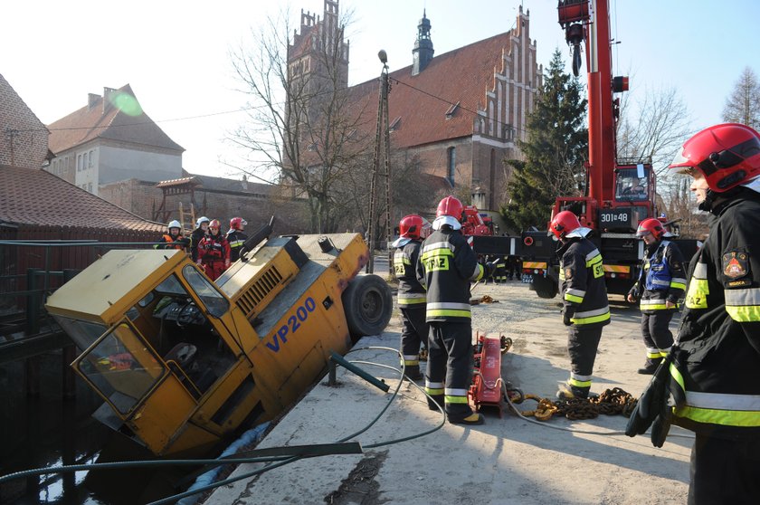 Walcem wjechał po pijaku do rzeki