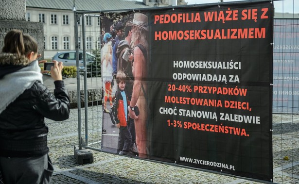 "Pedofilia wiąże się z homoseksualizmem". Wystawa "Stop dewiacji" w centrum Radzynia Podlaskiego