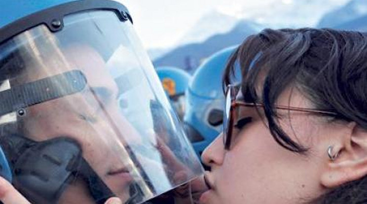 Csókkal támadt a tüntető - fotó!