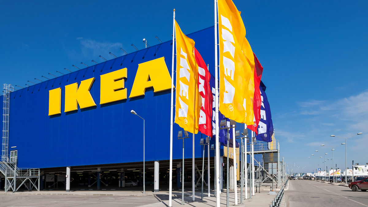 Ikea chce sprzedawać swoje meble i dodatki nie tylko we własnym sklepie internetowym, ale także na platformach sprzedażowych należących do innych firm - podał serwis BBC. "To może być największa zmiana w kontaktach z klientami w historii sklepu" - powiedział dla "Financial Times" Torbjörn Lööf, szef spółki Inter Ikea.
