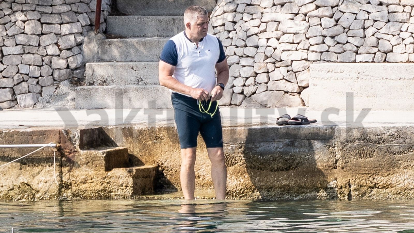 Robert Fico počas plávania v chorvátskom Ražanji 7. augusta 2025