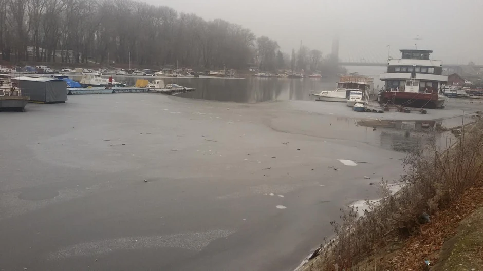 Negde led, negde voda