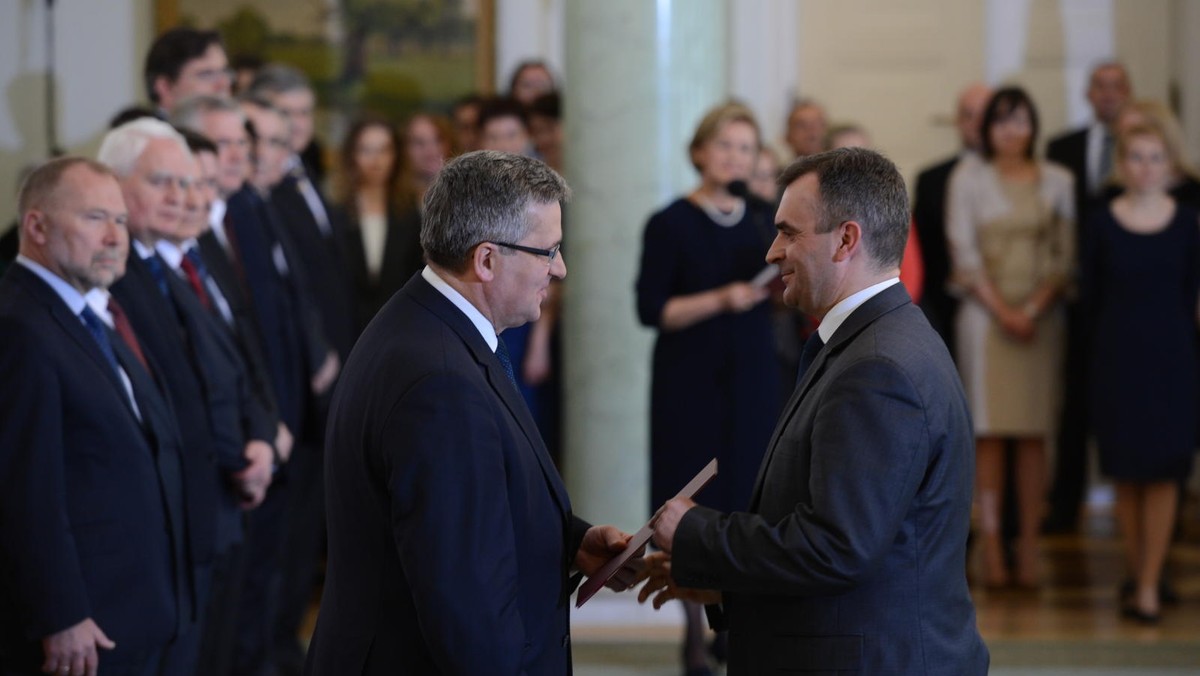 Prezydent Bronisław Komorowski powołał Włodzimierza Karpińskiego na ministra Skarbu Państwa. Premier Donald Tusk od nowego szefa MSP oczekuje "twardej ręki i mocnych decyzji". Sam Karpiński uważa, że bezpieczeństwo energetyczne Polski jest priorytetem.