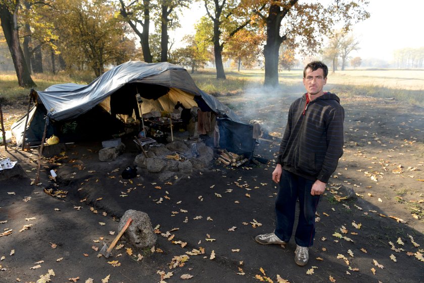 Mieszkają w namiocie nad brzegiem Odry