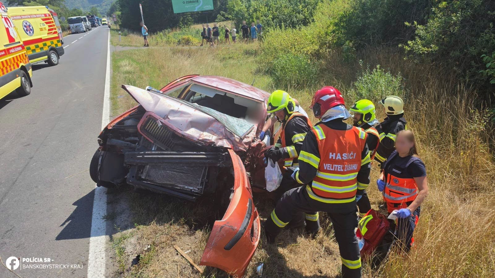 Nehoda sanitky a auta pri Lehôtke pod Brehmi si vyžiadala päť zranených.