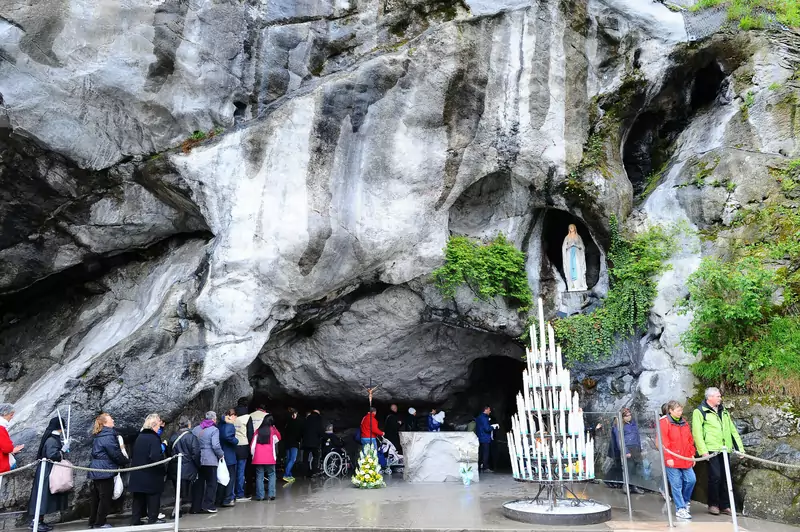 Dziś grotę w Lourdes odwiedza od 4 do 6 mln pielgrzymów rocznie