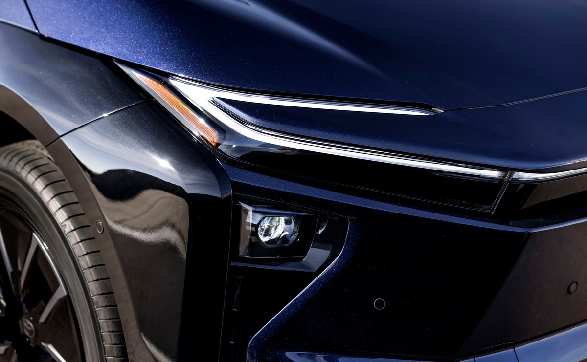 Nowa Toyota bZ4X SUV reflektor przód