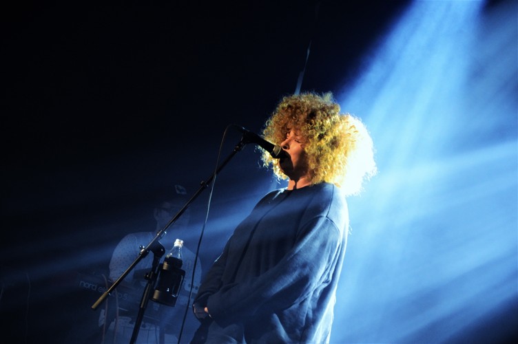 Nosowska na scenie warszawskiego klubu Stodoła. Koncert z 3 listopada 2018 roku.