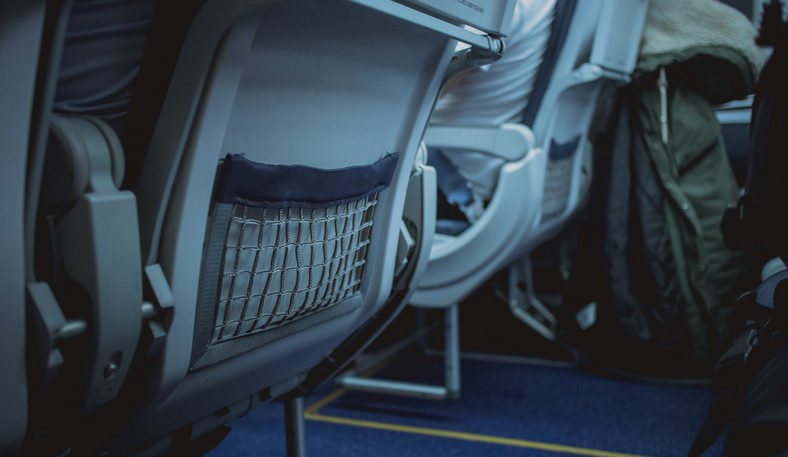 Podczas rutynowego sprzątania samolotu kieszeń fotela jest opróżniania ze śmieci, ale nie jest dokładnie czyszczona