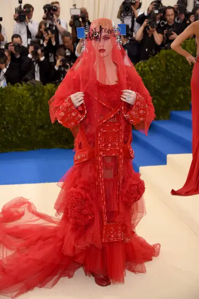 Kreatywność gwiazd w kwestii stylizacji może zaskoczyć - Katy Perry na MET Gala 2017