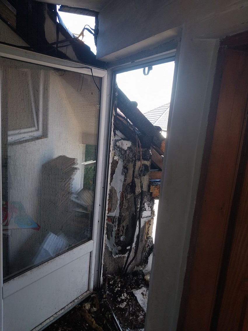 Ogroman plamen zahvatio krov, požar izbio na porodičnoj kući