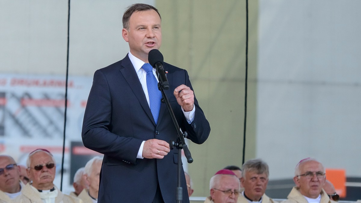 Gdyby nie było Radomia, gdyby nie było tamtych zdarzeń, gdyby nie było tamtego bohaterstwa, może nie byłoby Solidarności - powiedział w sobotę prezydent Andrzej Duda podczas obchodów rocznicy Wydarzeń Radomskich 1976 roku. Obecny na uroczystościach szef MON Antoni Macierewicz radomski czerwiec nazwał powstaniem. Poinformował także o stworzeniu funduszu mająceg wspierać finansowo ofiary represji.