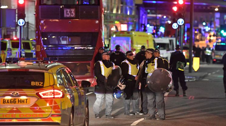 Gyalogosok közé hajtott egy furgon a London Bridge-en / Fotó: AFP