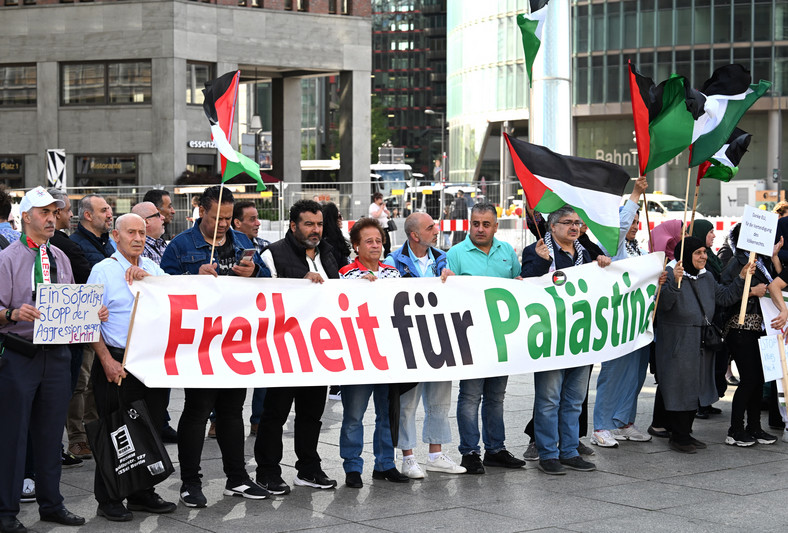Uczestnicy wiecu z transparentem „Wolność dla Palestyny” na Potsdamer Platz w Berlinie, Niemcy, 5 lipca 2023 r.