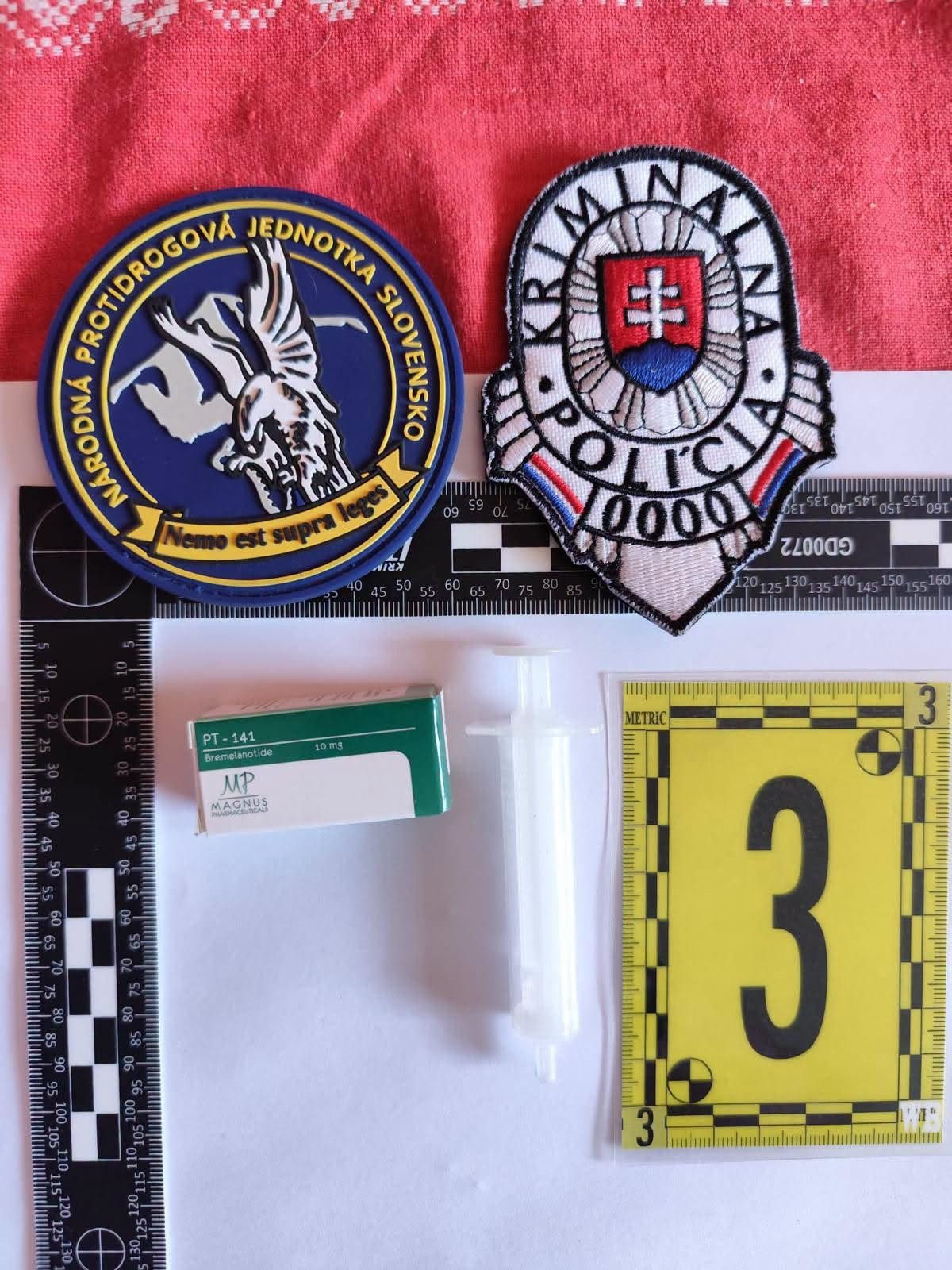 Policajti v okresoch Prešov a Sabinov zaistili anabolické látky, hotovosť a zadržali dve osoby.