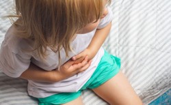 Podczas pandemii dzieci połykają więcej bateryjek i magnesów. BADANIE