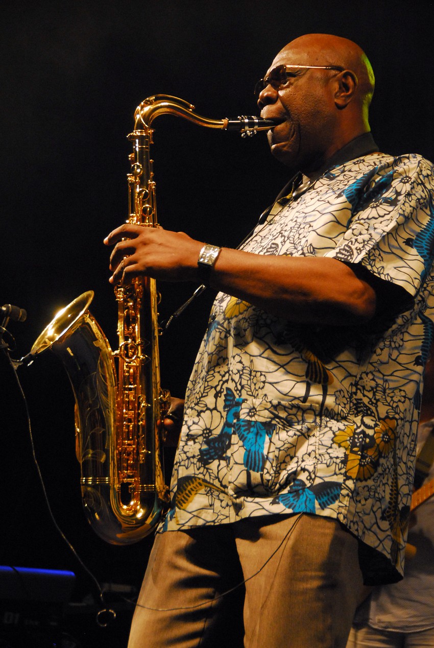 Manu Dibango je na Nišvil džez festivalu 2010.godine dobio specijalnu nagradu za poseban doprinos fuzije afro muzike sa džezom